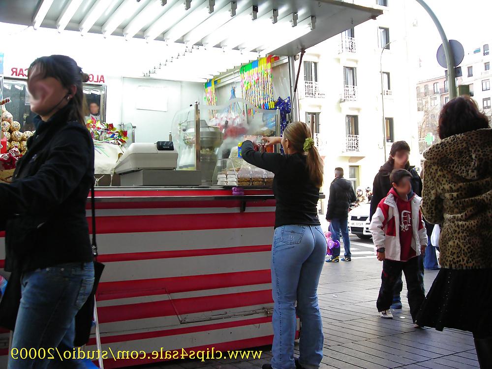 25P Candid ass in tight jeans