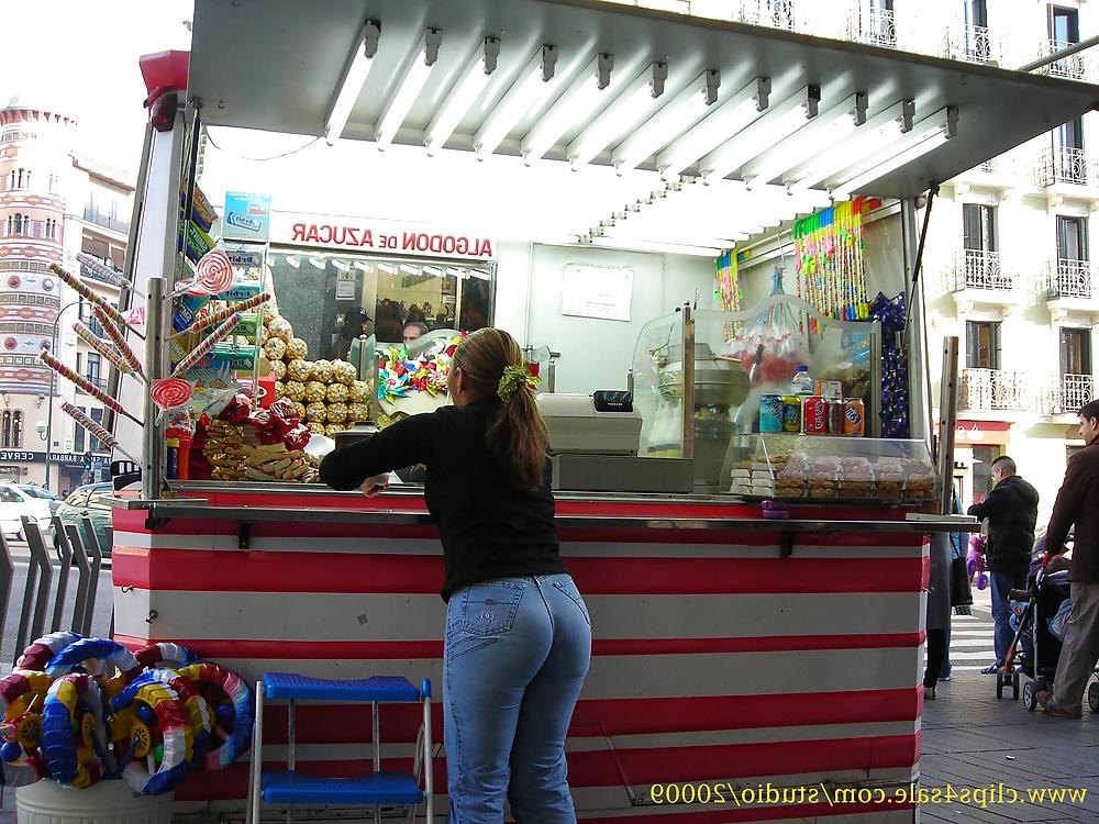 25P Candid ass in tight jeans