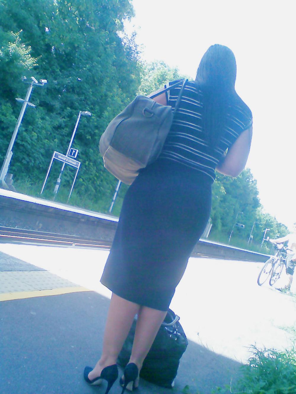 16P Sexy businesswomen with big asses in tight skirt,trousers