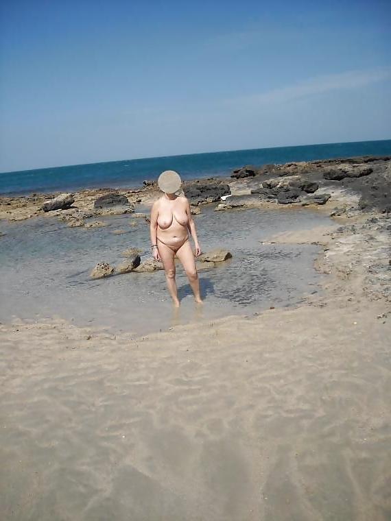 12P Loves to show her body at the beach