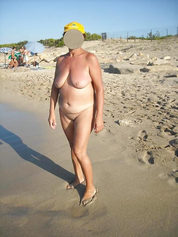 12P Loves to show her body at the beach