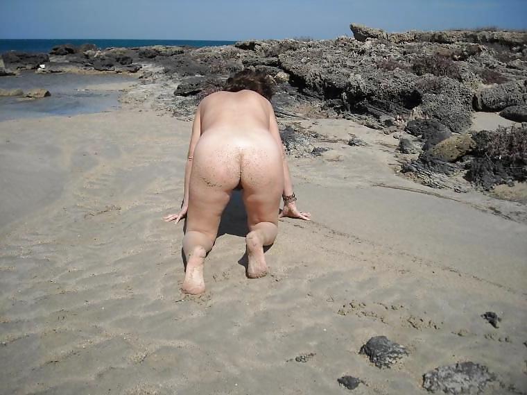 12P Loves to show her body at the beach