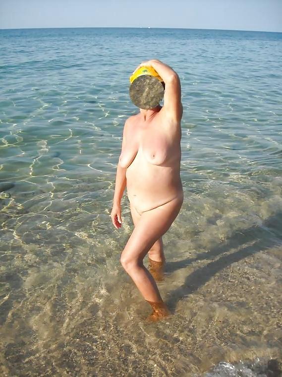 12P Loves to show her body at the beach
