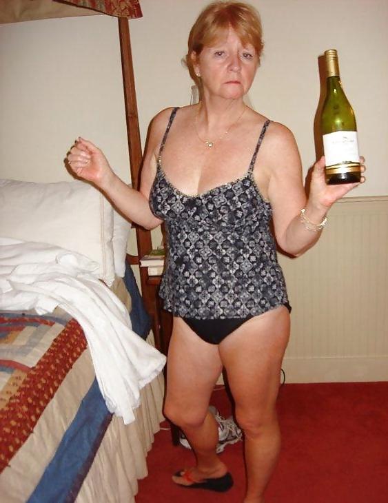 8P Housewife posing for her husband