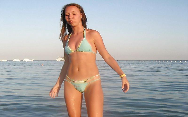 14P Bikini Camel toe