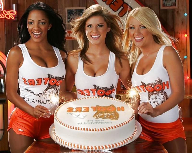 17P Girls of Hooters