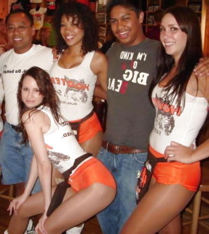 17P Girls of Hooters