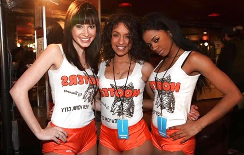 17P Girls of Hooters