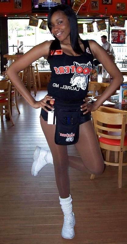 17P Girls of Hooters