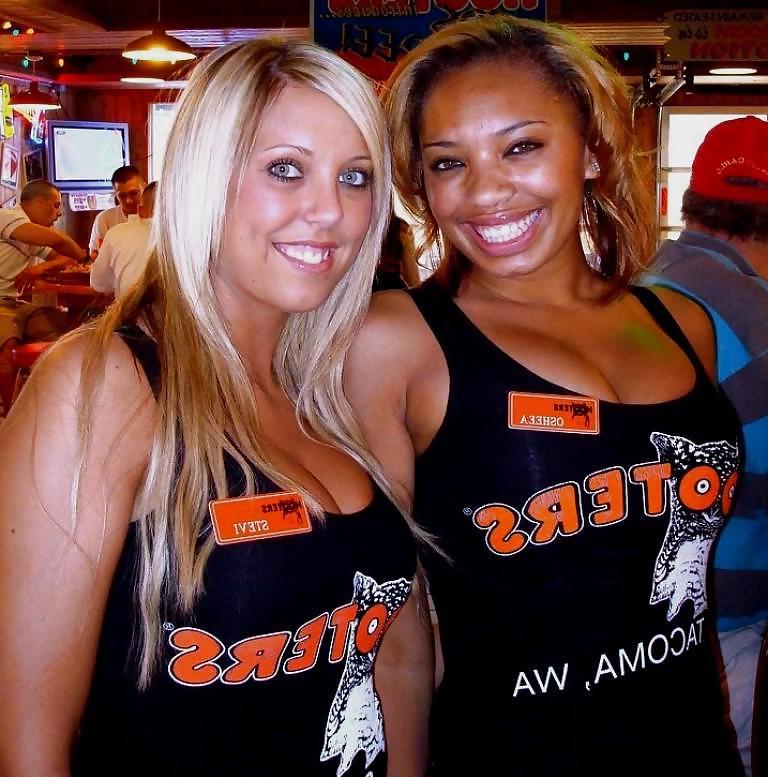 17P Girls of Hooters