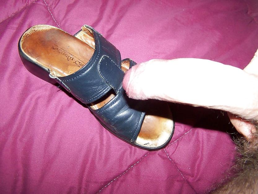 18P Shoejob in well worn used sandals 