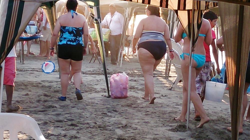 25P Chicas putas en la playa