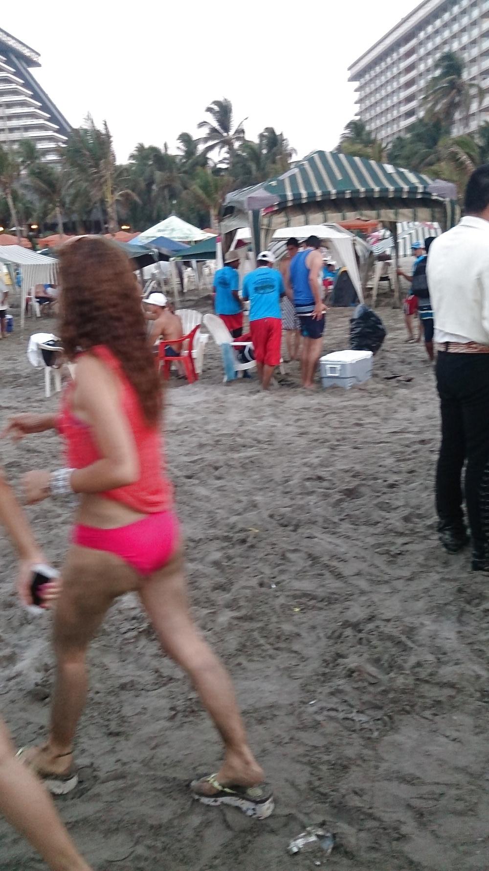 25P Chicas putas en la playa