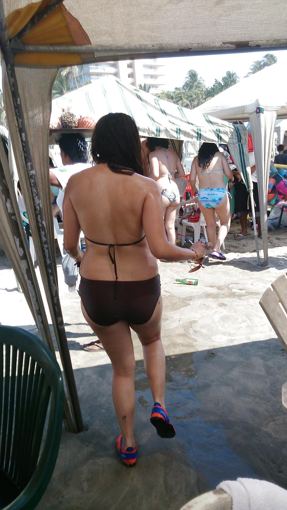 25P Chicas putas en la playa