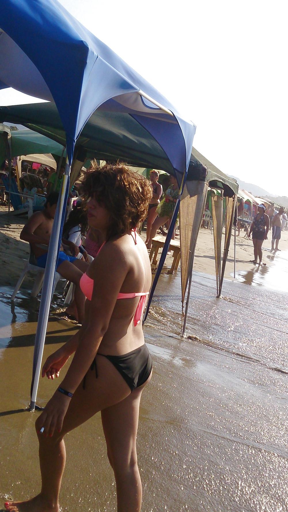 25P Chicas putas en la playa