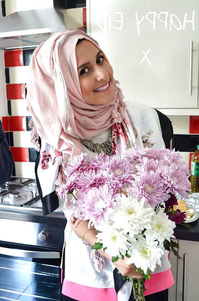 25P Cute hijab girl ... show her some love