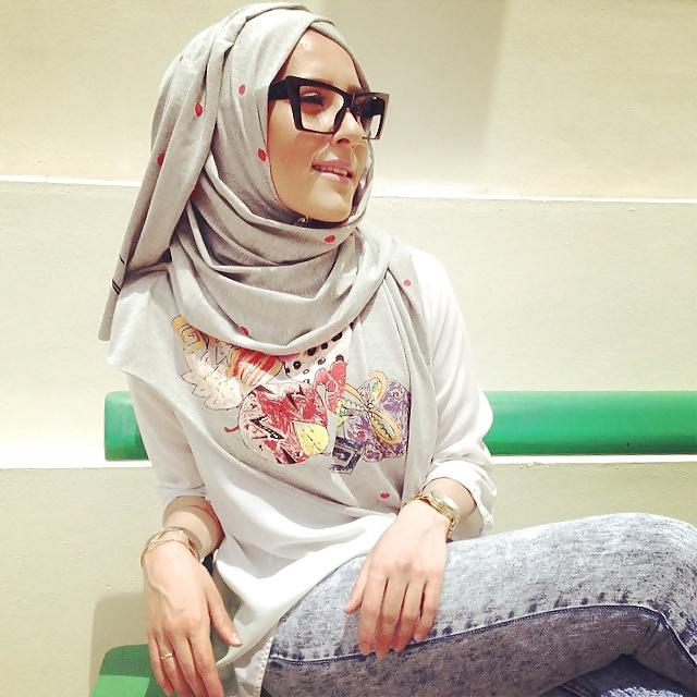 25P Cute hijab girl ... show her some love