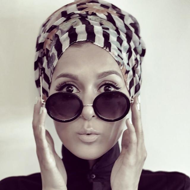 25P Cute hijab girl ... show her some love