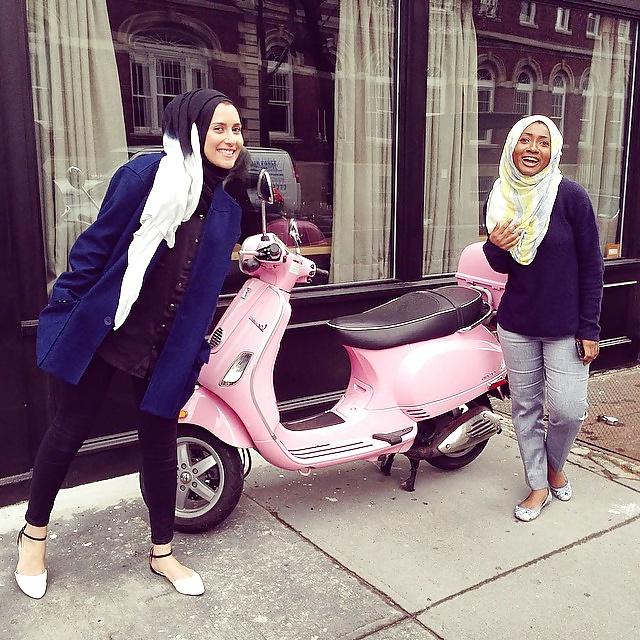 25P Cute hijab girl ... show her some love