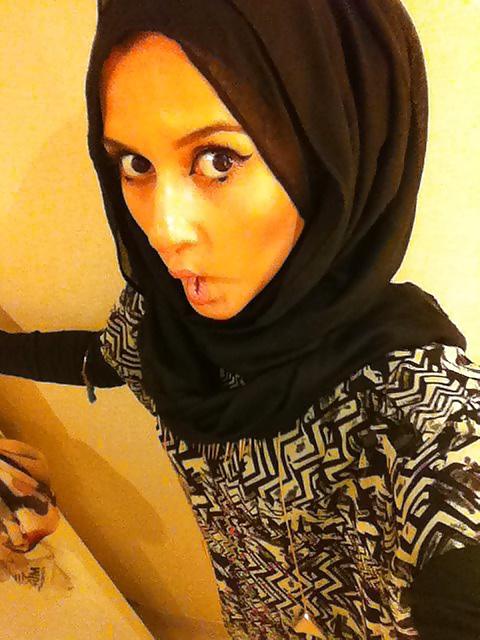25P Cute hijab girl ... show her some love