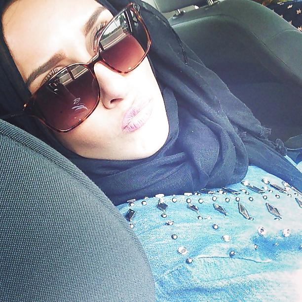 25P Cute hijab girl ... show her some love
