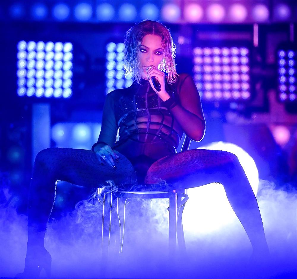 25P BEYONCE CROTCH SHOTS