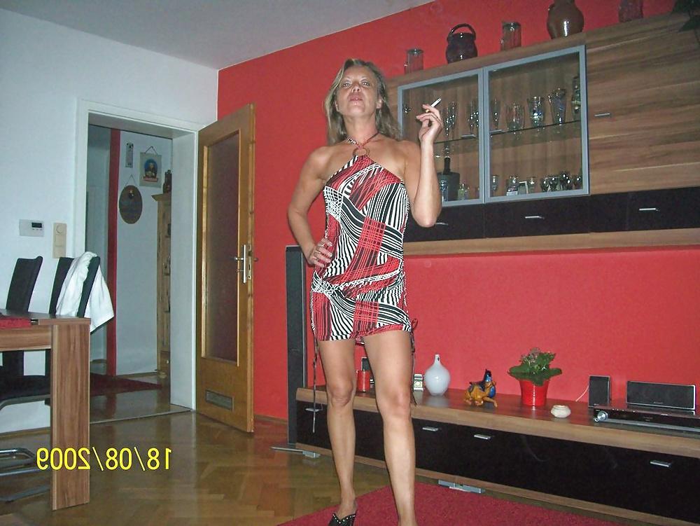 25P Mature blonde show pussy