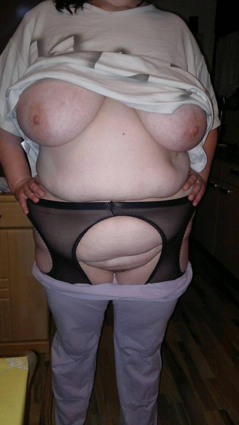 15P Mommy Show Her Pussy