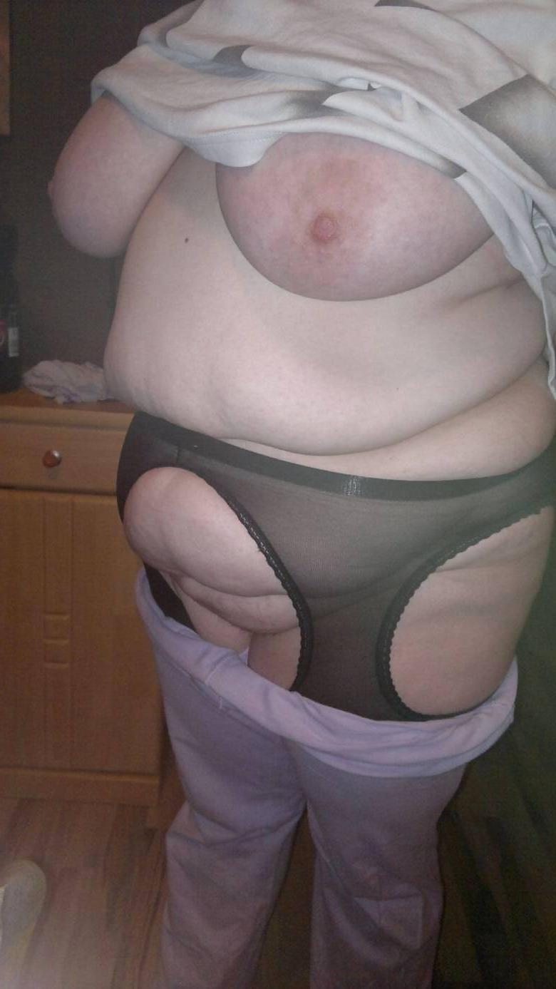 15P Mommy Show Her Pussy