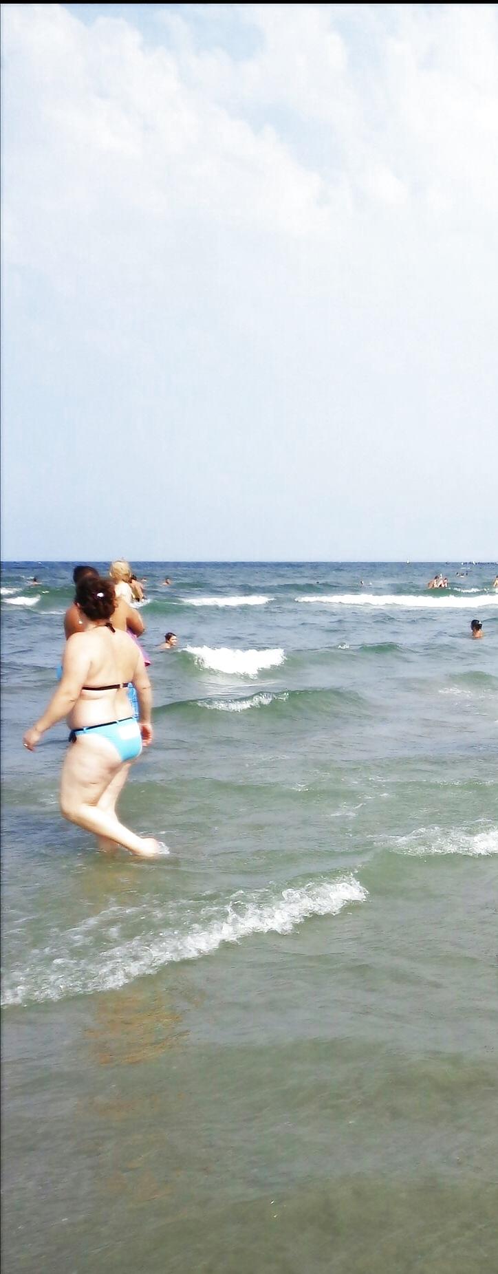 25P Spy ass and bikiny mature beach romanian