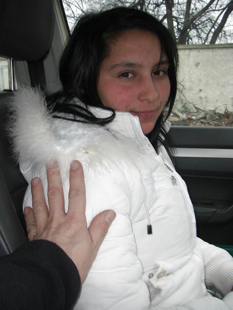 25P Brunette in car - 5154D1