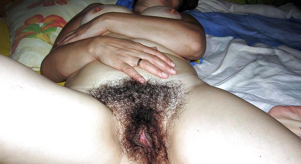 18P My wife show her hairy pussy