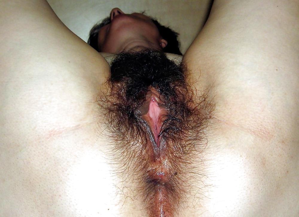 18P My wife show her hairy pussy