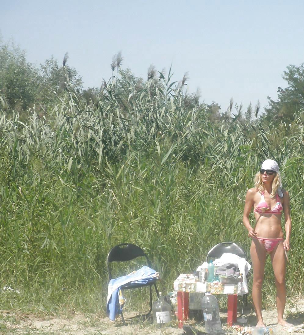 25P Spy picnic and forest romanian