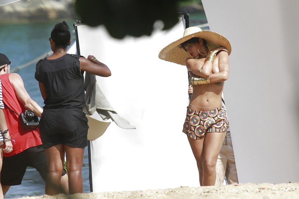 17P RIHANNA Vogue Photoshoot PERFECT TITS