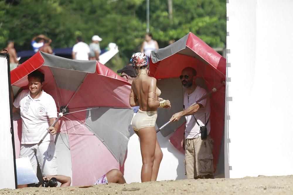 17P RIHANNA Vogue Photoshoot PERFECT TITS