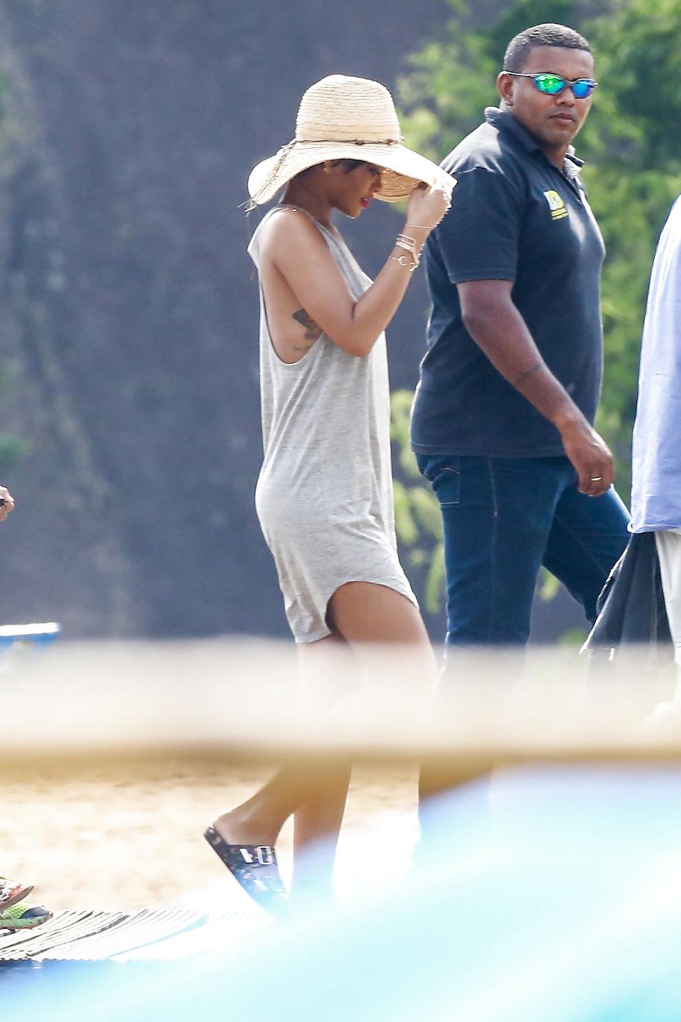 17P RIHANNA Vogue Photoshoot PERFECT TITS