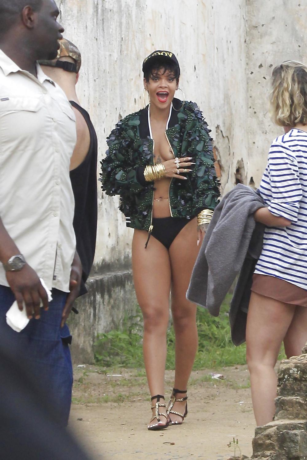 17P RIHANNA Vogue Photoshoot PERFECT TITS