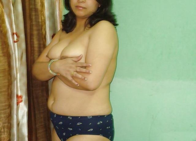 9P Housewife Topless