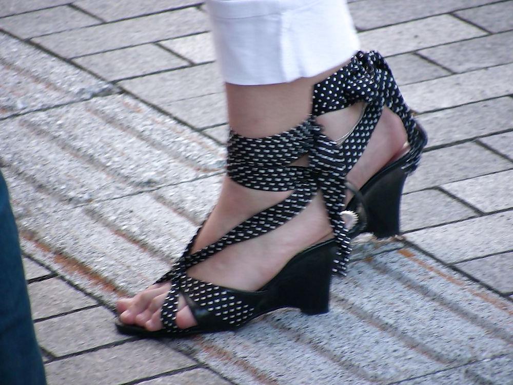 20P Japanese Candids - Feet on the Street 01