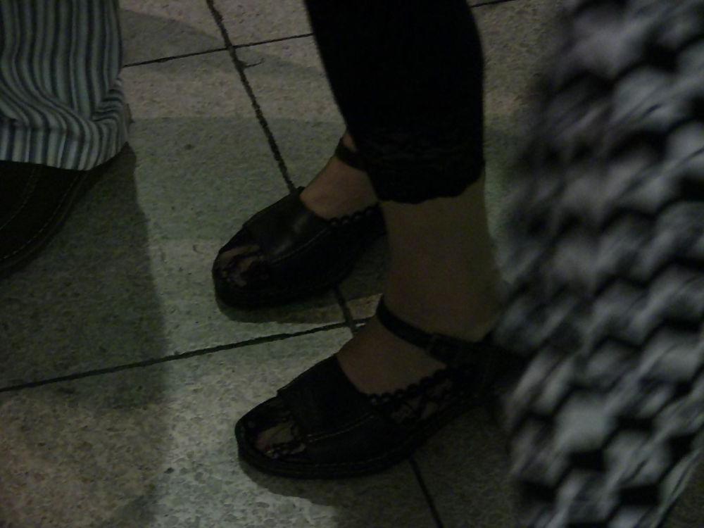 20P Japanese Candids - Feet on the Street 01