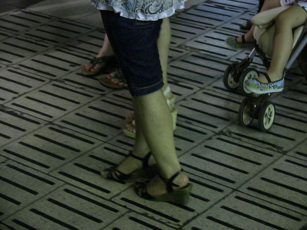 20P Japanese Candids - Feet on the Street 01
