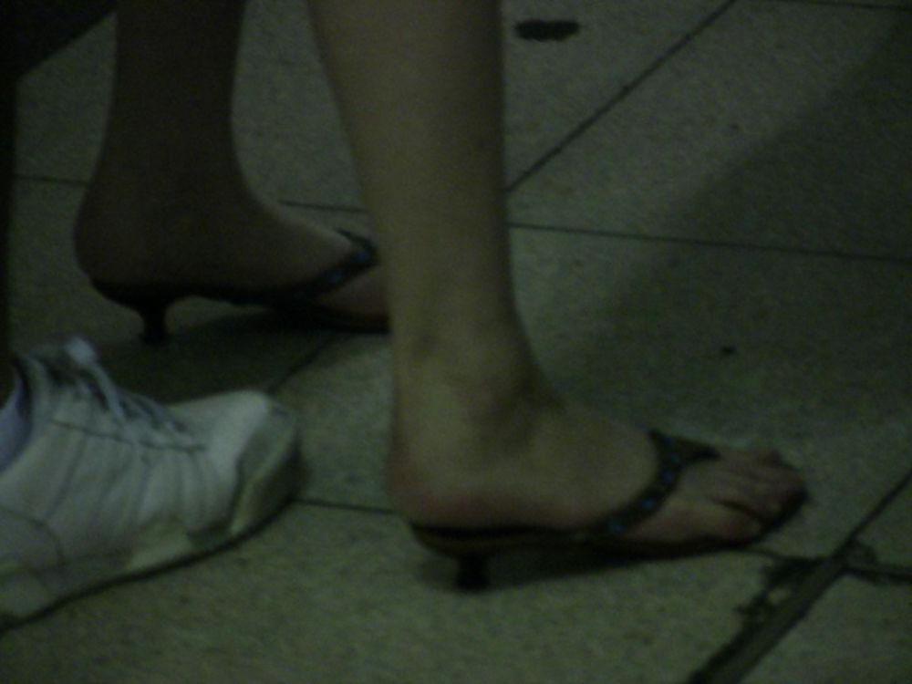 20P Japanese Candids - Feet on the Street 01