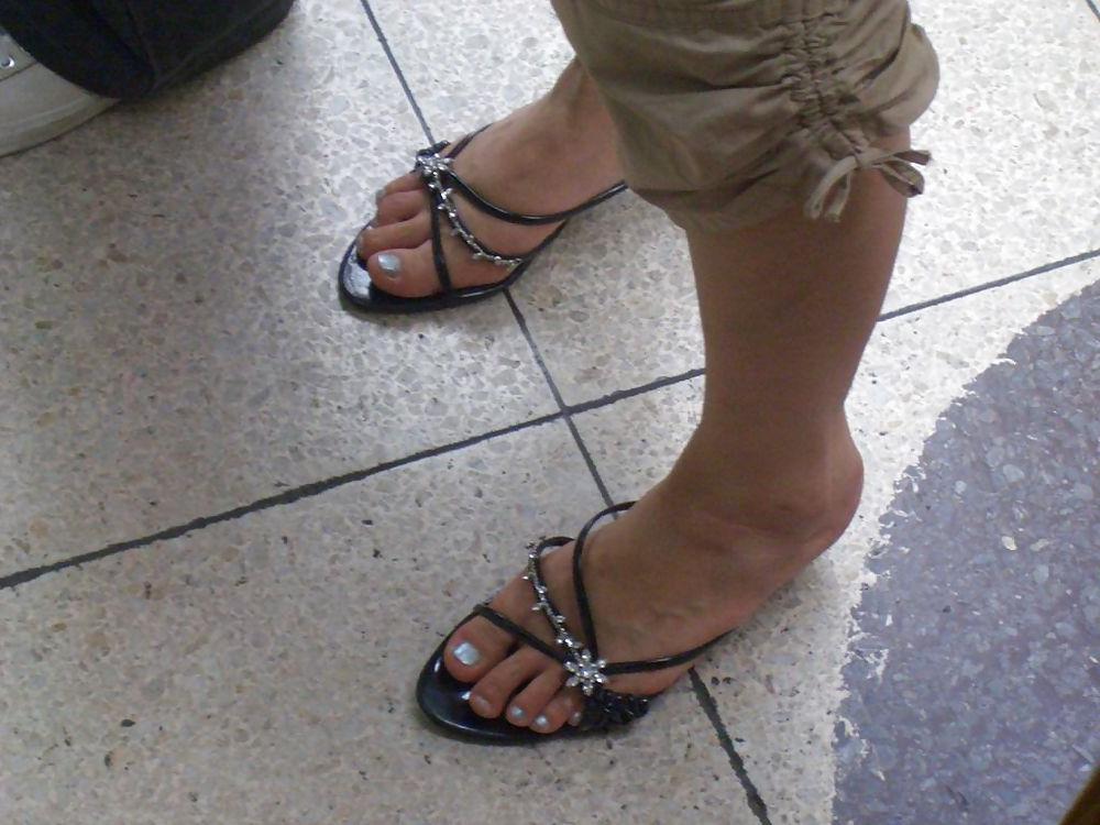 20P Japanese Candids - Feet on the Street 01
