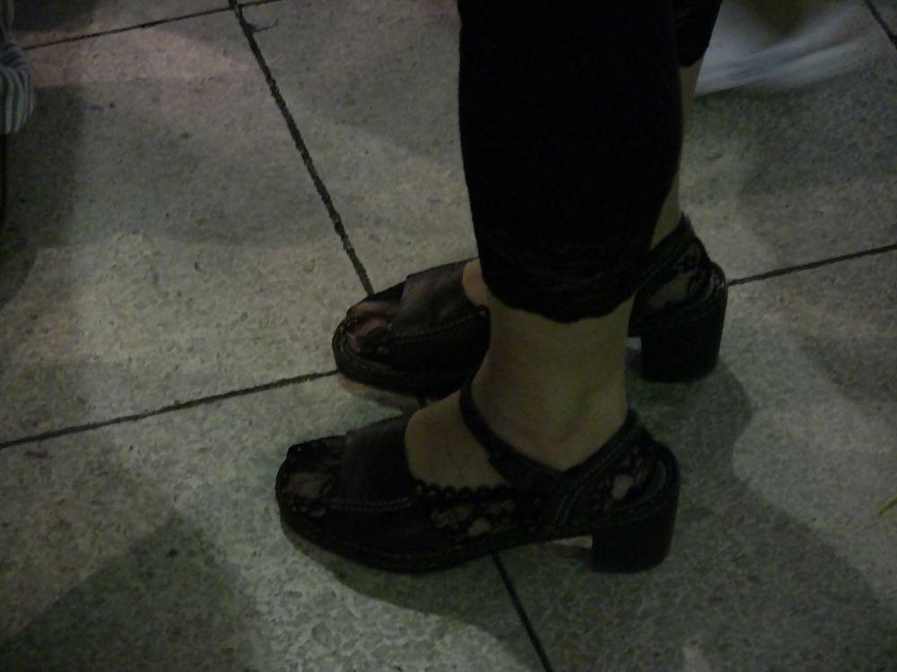 20P Japanese Candids - Feet on the Street 01