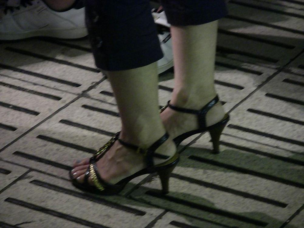 20P Japanese Candids - Feet on the Street 01