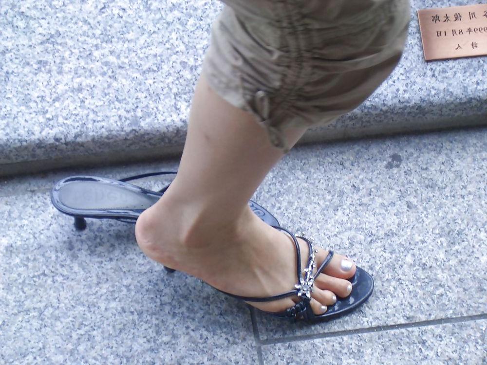 20P Japanese Candids - Feet on the Street 01