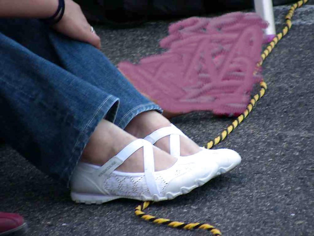 20P Japanese Candids - Feet on the Street 01