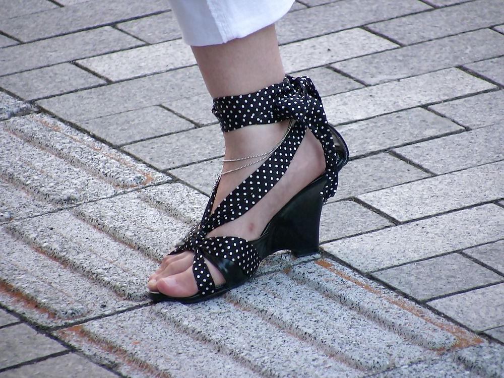 20P Japanese Candids - Feet on the Street 01