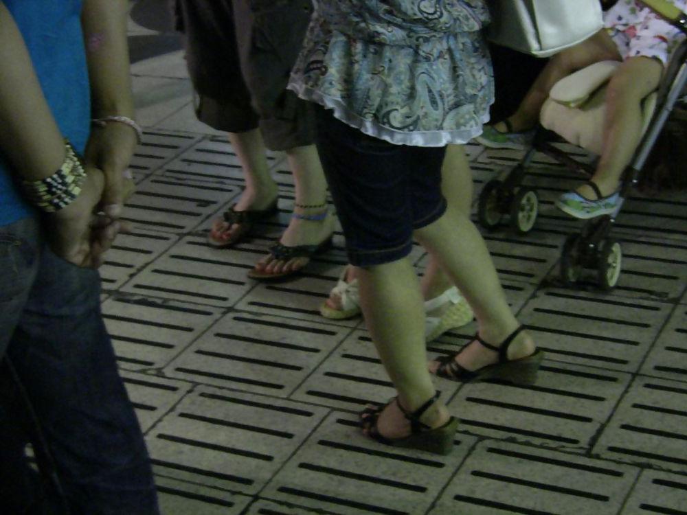 20P Japanese Candids - Feet on the Street 01
